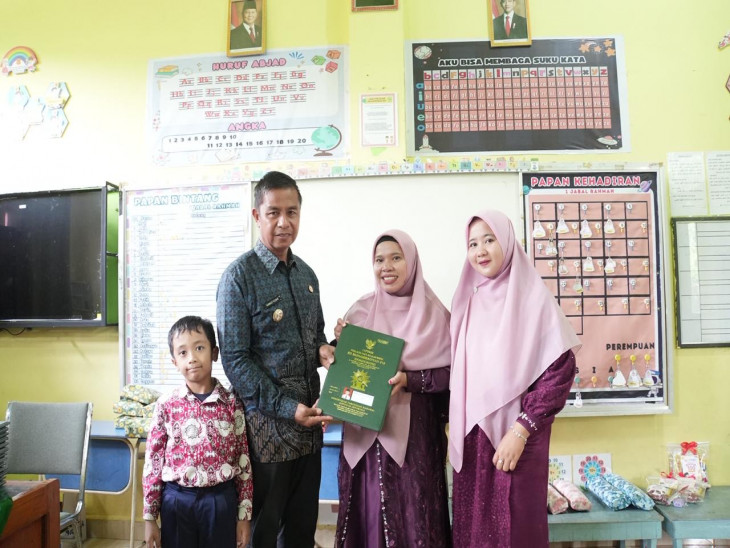 Bupati Kampar Jadi Teladan Dalam Gerakan Ayah Mengambil Rapor Anak