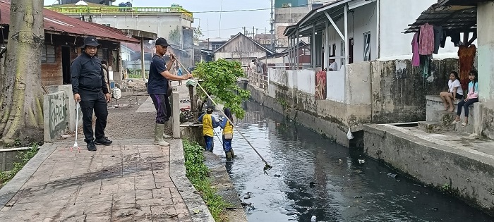 Riau Siagakan 2 Eskavator Amfibi dan 6 Motor Greder di Lokasi Rawan Bencana