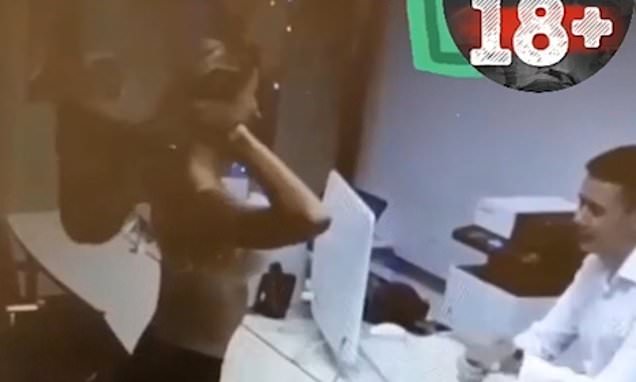 ASTAGA...Pengajuan Kredit Ditolak, Yulia Menari Telanjang di Depan Manajer Bank