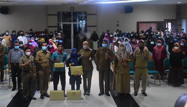 Rezita Meylani Silaturahmi dengan Tenaga Cleaning Service di Kantor Bupati Inhu