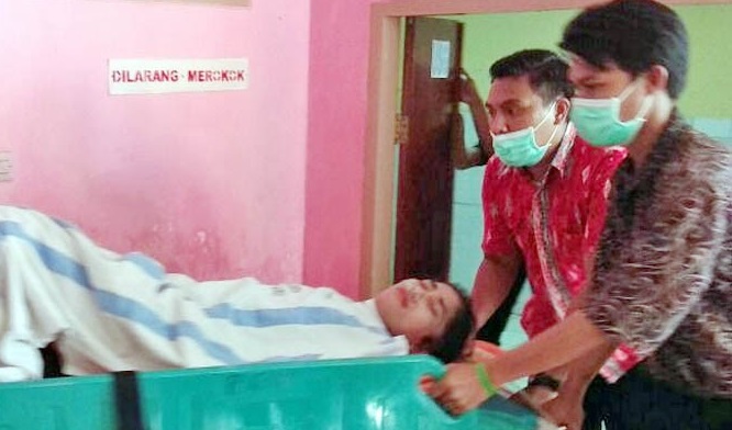 BRAKKK...Motor Tiba-tiba Mogok di Atas Rel, KA Lewat, Tabrakan, Siswi SMK Nyaris Meregang Nyawa