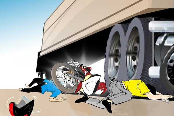 YA TUHAN...Gagal Nyalip, 2 Pengendara Motor Tewas Terlindas Truk Tangki, Tubuhnya Hancur