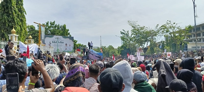 Aksi Massa TNTN Duduki Areal di Sekitar Kantor Gubernur Riau