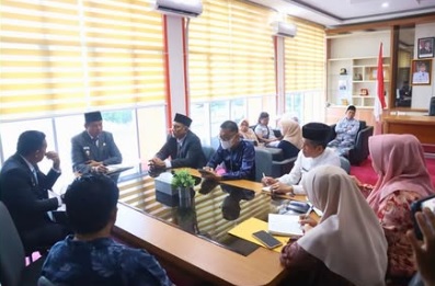 Respon Cepat, Wakil Bupati Pimpin Pertemuan Bahas Polemik di SMPN 2 Peranap