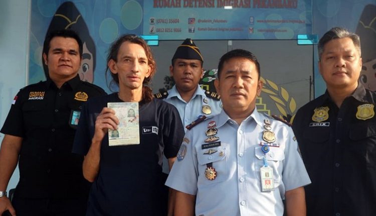 Overstay, Turis Backpacker Asal Inggris Dideportasi dari Riau