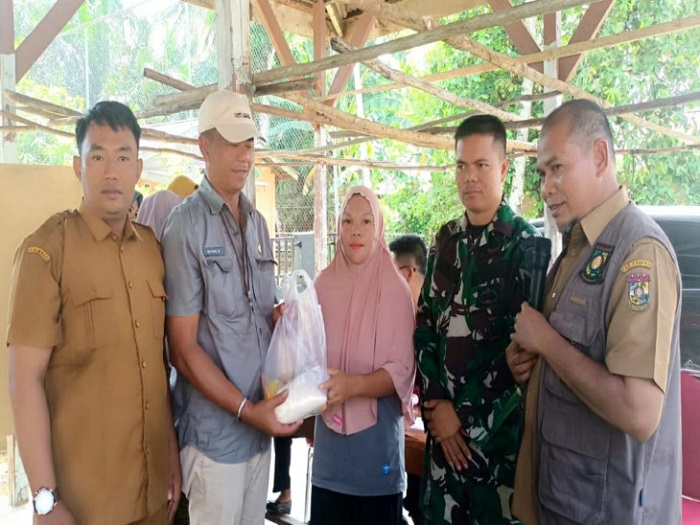 Gencar Tekan Inflasi, Pemkab Kampar Lakukan Operasi Pasar Di Desa Tanjung Belit Selatan Kampar Kiri Hulu