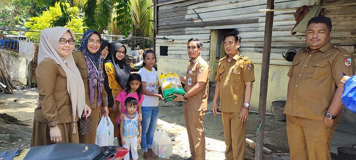 Disketapang Pekanbaru Serahkan Bantuan pada Keluarga Bocah Alami Stunting di Kampung Dalam