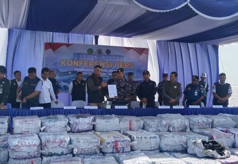 Gakkum Kehutanan dan Lanal Dumai Gagalkan Penyelundupan  200  Ton Arang Bakau