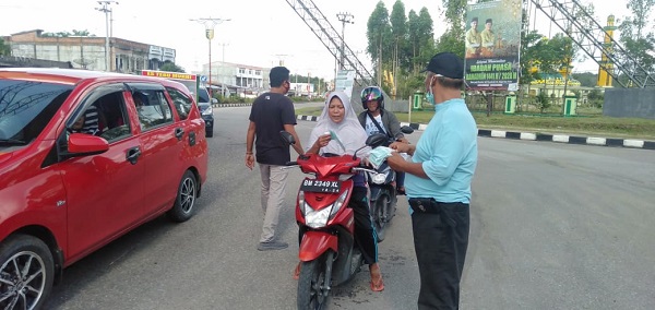 FPII Kuansing Bagikan Ratusan Masker pada Masyarakat di Tugu Cerano