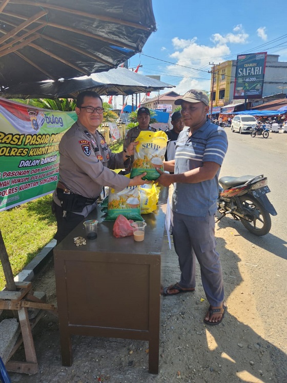 Polres Kuantan Singingi Melaksanakan Kegiatan Operasi Pasar Pangan Murah di Tiga Wilayah, Ringankan Beban Masyarakat