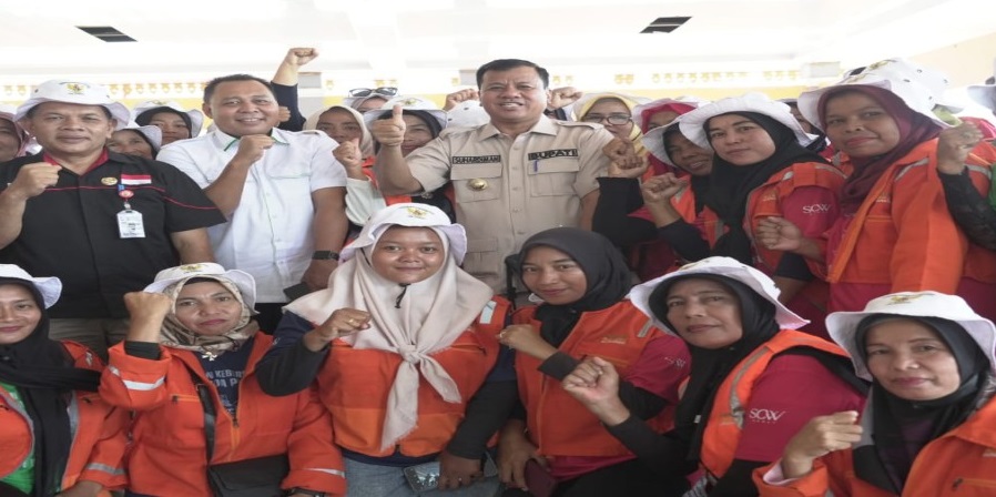 Teluk Kuantan Bersih Saat Pacu Jalur, Suhardiman Guyur Bonus untuk 300 Petugas Kebersihan
