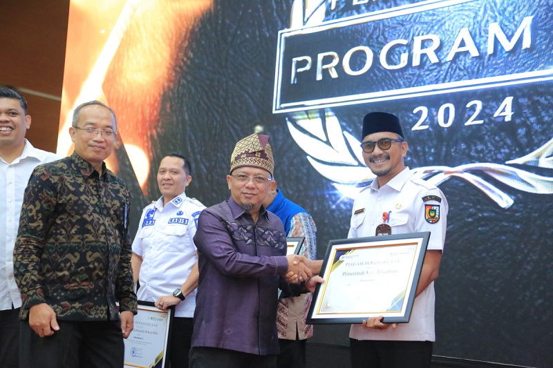Pekanbaru Terbaik, Kepala BPS Riau Serahkan Hasil EPPS 2024