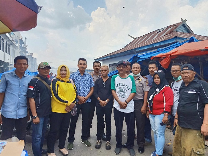 Tinjau Lokasi Kebakaran di Tembilahan, Marlis Syarif Bagikan 300 Nasi Bungkus