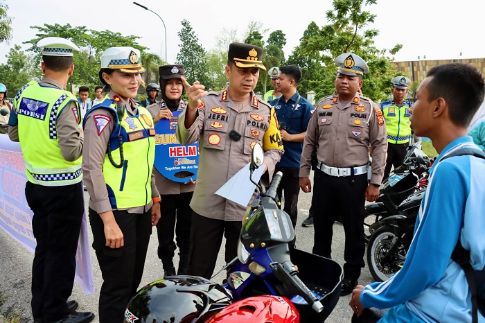 Kapolresta Pekanbaru Berikan Helm ke Pelajar