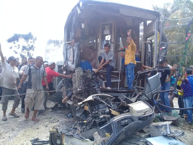 YA TUHAN...Bus Rapi dan Fuso Tabrakan di Lintas Riau-Sumut, 1 Korban Tewas Terjepit, Isi Perut Keluar