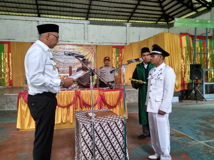 Pj Bupati Inhil Lantik Pj Kades Simpang Tiga Daratan  dan Resmikan Keanggotaan BPD