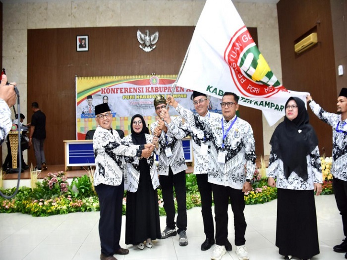Dr.Misharti  Dilantik Sebagai Ketua PGRI  Kampar