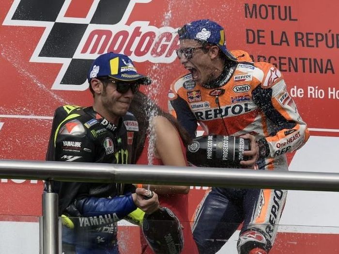 Finis 1-2, Rossi dan Marquez Jabat Tangan di MotoGP Argentina, Sudah Berdamai?