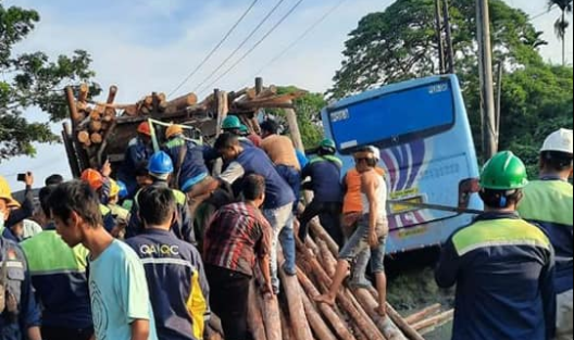 Lakalantas Maut  Bus Penumpang dan Truk Kayu di Jalan Lintas Timur Pangkalan Kerinci, 1 Tewas, Belasan Luka-luka