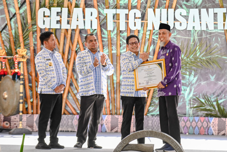 Wako Dumai Terima Piagam Penghargaan dari Mendes PDTT RI