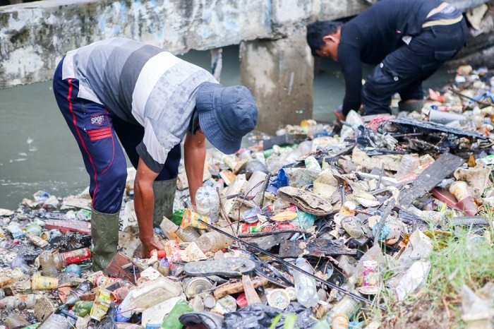 Ujan Deras di di Dumai, Pemko Kerahkan Personel Pemerintah Bersihkan Drainase di 4 Kecamatan