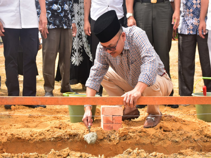 Pj. Bupati Kampar Melakukan Peletakan Batu Pertama Dalam Pembangunan Mesjid Al-Ikhlas Pandau Jaya