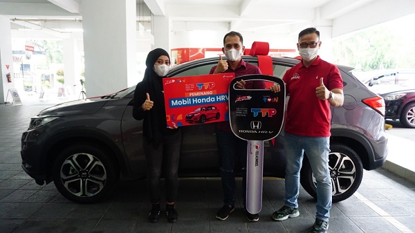 Telkomsel Serahkan Pemenang Hadiah Mobil Honda HRV Program To The POIN