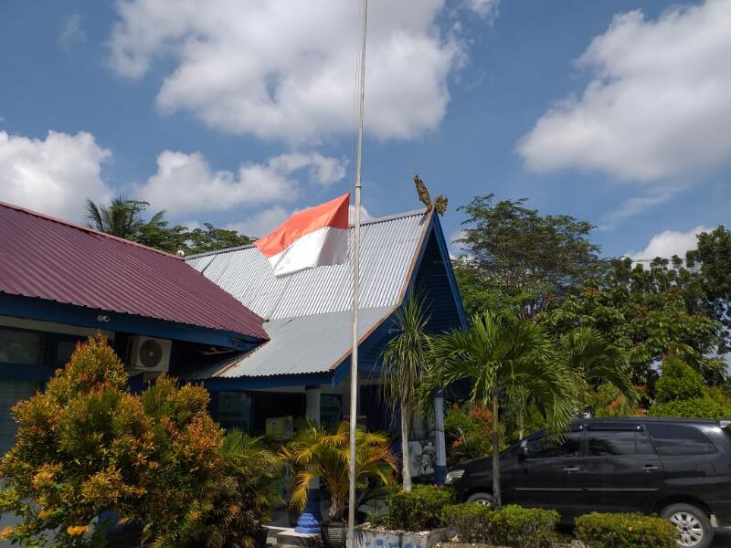 Penghormatan untuk Bupati Kampar, Bendera Merah Putih Setengah Tiang Berkibar di Kantor Diskominfo