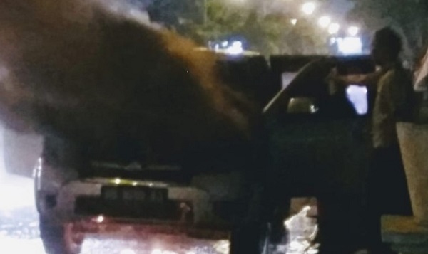 Belum Sepekan Xpander, Giliran  Double Cabin Silver Terbakar di Jalan Sudirman Pekanbaru