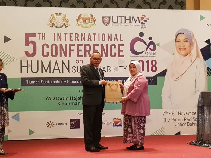 Rektor Unilak Jadi Pembicara dalam Konferensi Internasional di Johor Malaysia