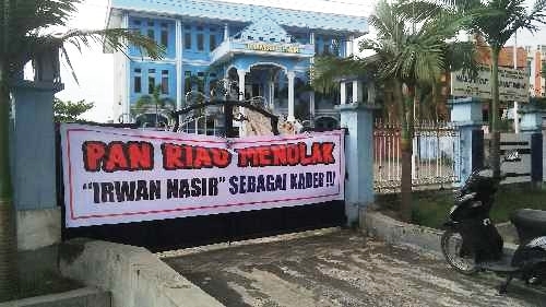Jelang Rapat Konsolidasi, Kantor DPW PAN Riau Digembok Sejumlah Massa