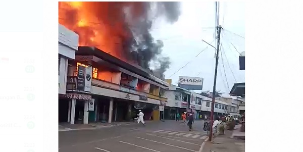 Kebakaran Hebat  Hanguskan Lima Rukodi Jalan Sudirman Pasar Taluk, Seorang Tewas Terjebak di Kamar Mandi