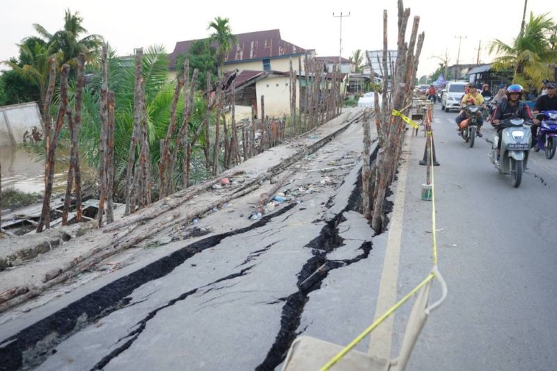 Jalan Amblas Akibat Abrasi Tembilahan, BPJN Riau Siap Datangkan Jembatan Bailey