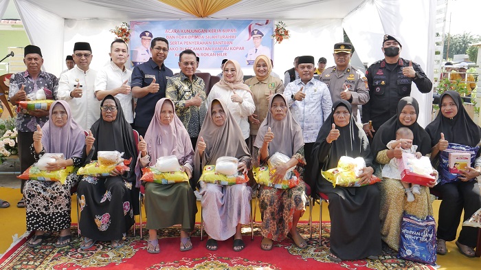 Bupati dan Wabup Rohil Salurkan Bansos Sekaligus Serukan Perang Melawan Narkoba  di Rantau Kopar