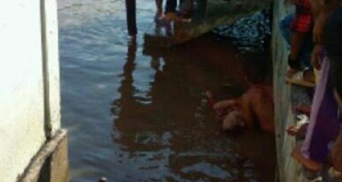 Seorang Wanita Tua Ditemukan Tewas Mengapung di Pelantar Desa Sungai Laut Tanah Merah