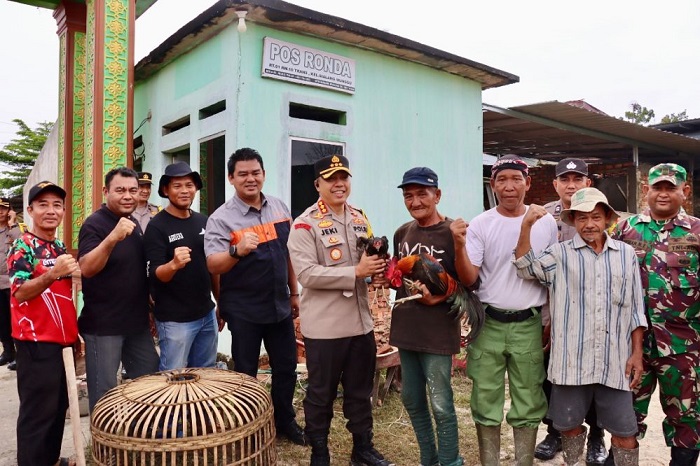 Kombes Jeki Sosialisasi Pemilu saat Warga Gotong Royong, Bantu Lansia Tunawisma