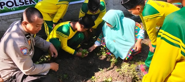 Polres Kuansing Laksanakan Program Green Policing Kapolda Riau di Dua Lokasi