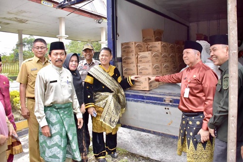 Warga Terdampak Banjir di Kampar Terima Bantuan dari Pegawai Pemprov Riau