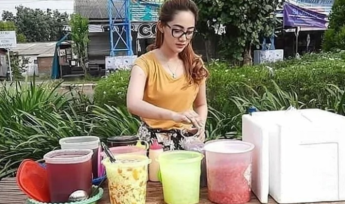 Viral! Penjual Es Buah Ini Cantiknya Kebangetan, Netizen: Itu Tetangga Saya...