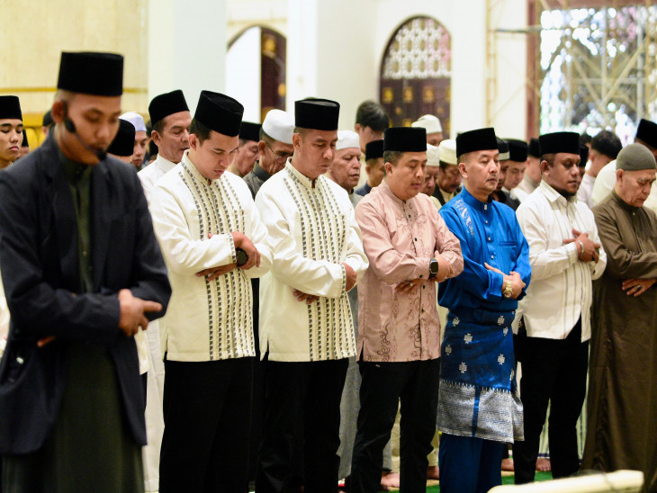 Diikuti Ribuan Jamaah, Bupati dan Wakil Bupati Laksnakan Shalat Iedul Fitri di Masjid Al Ihsan Markaz Islamy Bangkinang Kota