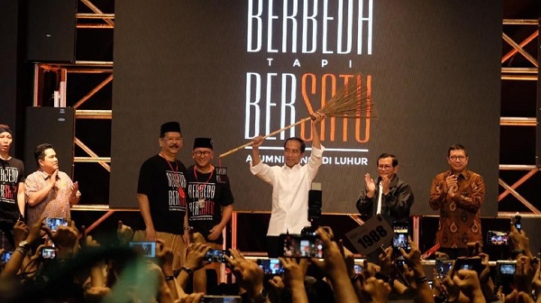 Beda Dengan Sandiaga, Digelari Laki-laki Sejati, Jokowi Juga Diberi Sapu Milik Penjaga Sekolah, Maksudnya?