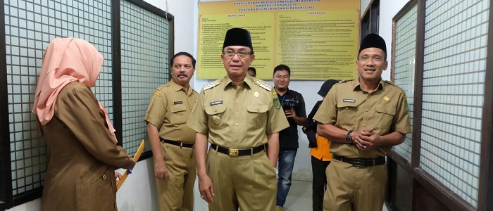 Hari Pertama Kerja, Bupati Wardan Sidak Beberapa Instansi