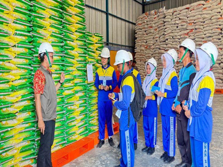 Perum Bulog KC Kampar Mengajak Pelajar Kenali Ketahanan Pangan Melalui Eduwisata