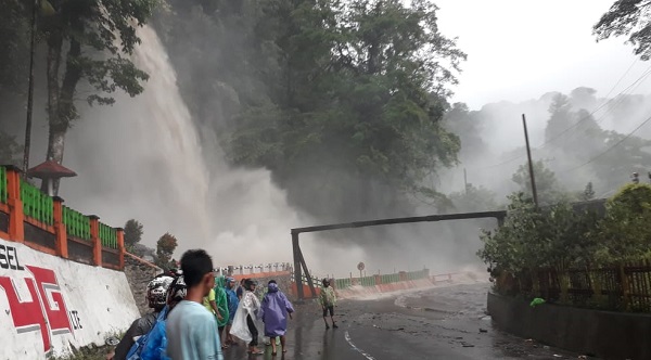 Air Cucuran Lembah Anai Melimpah, Ruas Jalan Padang-Padang Panjang Lumpuh Beberapa Jam