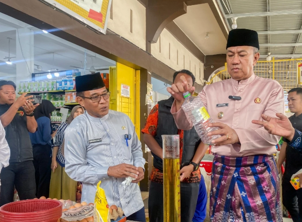 Wabup Muzamil Tinjau Minimarket, Cek Takaran Minyakita di Selatpanjang