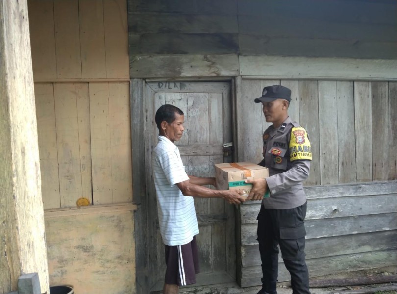 Melalui Jumat Barokah Polsek Singingi Berikan Sembako Bagi Warga Kurang Mampu