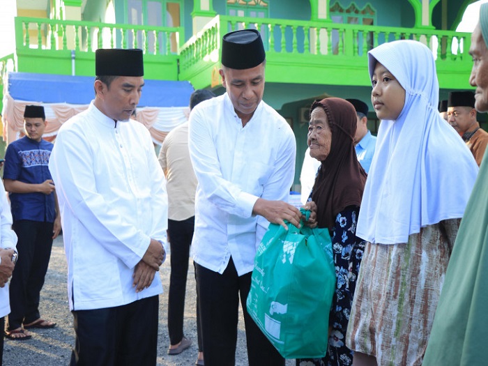 Safari di Tapung Hilir, Bupati Kampar Serahkan Bantuan Senilai Ratusan Juta