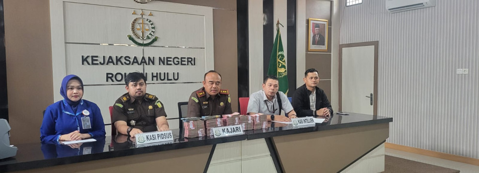 Kejari Rohul Terima Pengembalian Uang Negara Dari Tersangka Dugaan Peyimpangan Pengelolaan PADes Kepenuhan Baru