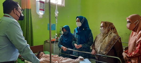 Istri Bupati Kuansing Wella Kembali Jenguk dan Santuni Korban Selamat Kebakaran di Cerenti