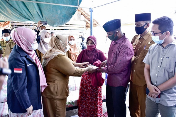 Takziah ke Rumah Bocah Korban Pembunuhan di Ketam Putih, Bupati KasmarniDukung Polisi Ungkap Pelaku dan Motifnya
